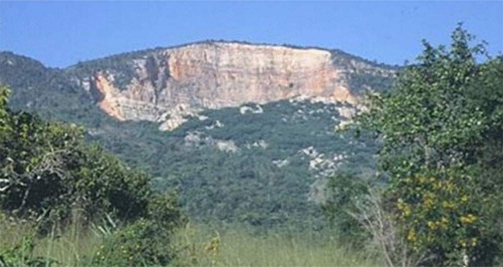 Deslizamiento rotacional de Los Jagüeyes, Sierra de Caujerí, provincia de Guantánamo. Tomado de Castellanos-Abella & Von Westen (2008).